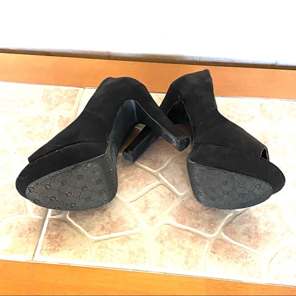 Black suede pumps peep toe Size 6.5, 4 inch heel - Picture 5 of 7